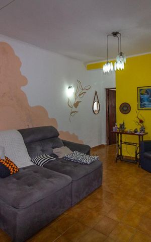 Casa à venda com 143m², 2 quartos e 2 vagas Casa à venda com 143m², 2 quartos e 2 vagasSala
