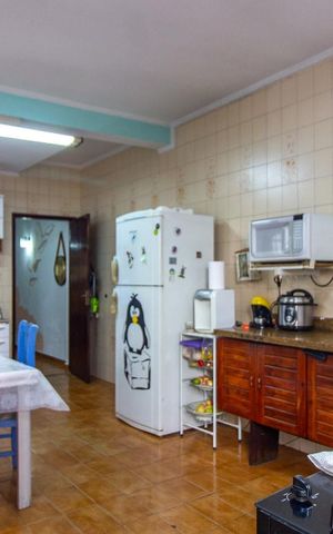Casa à venda com 143m², 2 quartos e 2 vagas Casa à venda com 143m², 2 quartos e 2 vagasCozinha