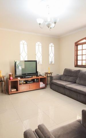 Casa à venda com 194m², 3 quartos e 3 vagasSala