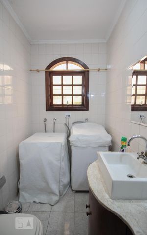 Casa à venda com 194m², 3 quartos e 3 vagasBanheiro
