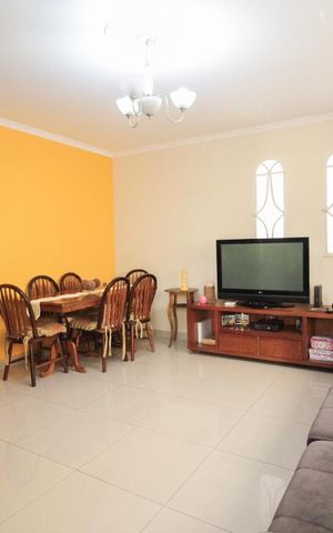 Casa à venda com 194m², 3 quartos e 3 vagasSala