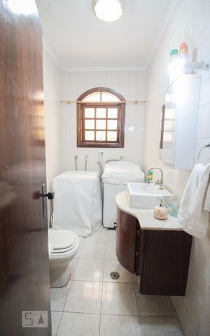 Casa à venda com 194m², 3 quartos e 3 vagasBanheiro