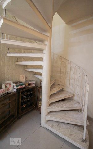 Casa à venda com 194m², 3 quartos e 3 vagasEscada
