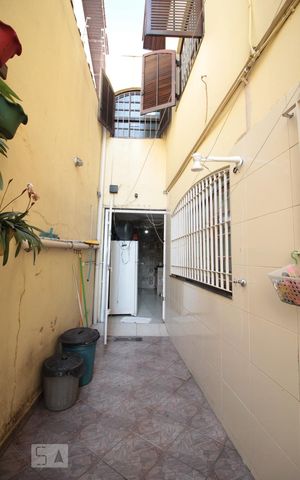 Casa à venda com 194m², 3 quartos e 3 vagasCorredor externo