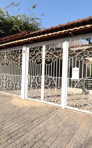 Casa à venda com 250m², 3 quartos e 3 vagasFachada