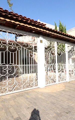 Casa à venda com 250m², 3 quartos e 3 vagasFachada