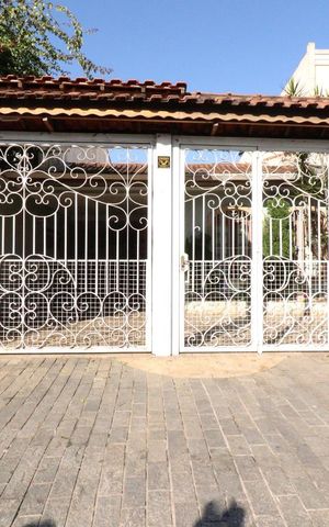 Casa à venda com 250m², 3 quartos e 3 vagasFachada