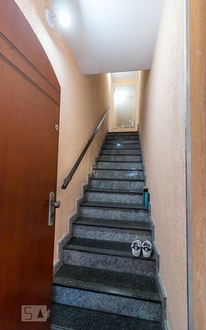 Casa para alugar com 385m², 3 quartos e 5 vagasGaragem - escadas para cozinha