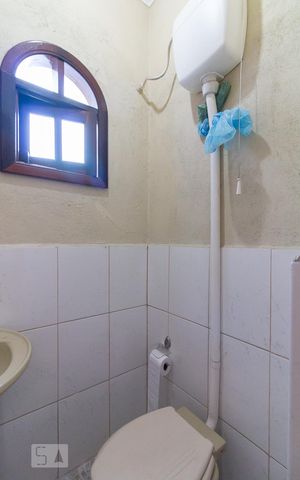 Casa para alugar com 385m², 3 quartos e 5 vagasBanheiro da garagem