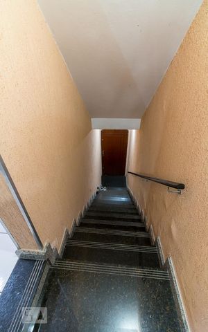 Casa para alugar com 385m², 3 quartos e 5 vagasCozinha - escadas para garagem