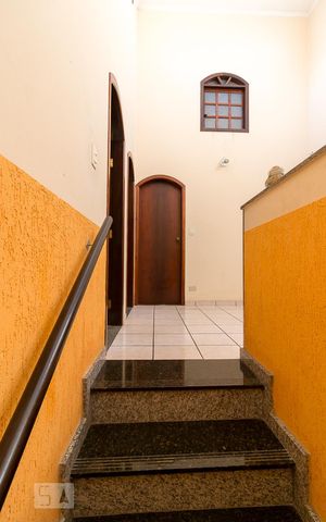 Casa para alugar com 385m², 3 quartos e 5 vagasEscadas