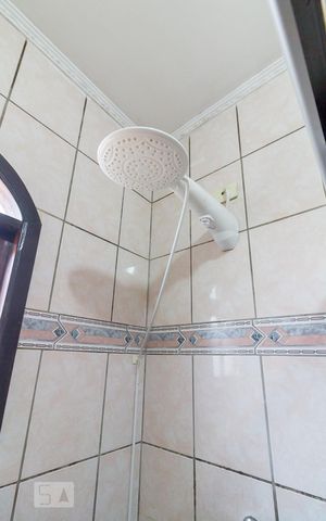 Casa para alugar com 385m², 3 quartos e 5 vagasBanheiro social - chuveiro