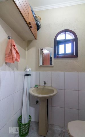 Casa para alugar com 385m², 3 quartos e 5 vagasBanheiro da garagem