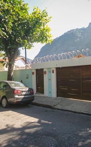 Casa de condomínio à venda com 450m², 4 quartos e 3 vagasFachada