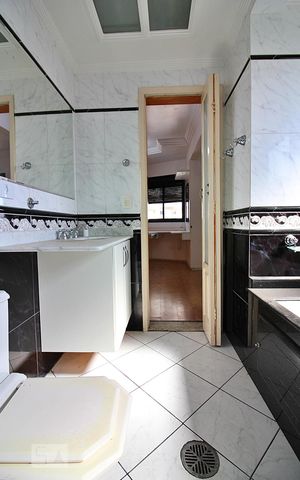 Apartamento à venda com 134m², 3 quartos e 3 vagasBanheiro da Suíte 1
