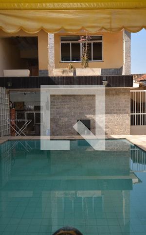 Casa à venda com 300m², 4 quartos e 2 vagasFachada