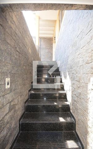 Casa à venda com 300m², 4 quartos e 2 vagasEscada