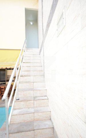 Casa à venda com 300m², 4 quartos e 2 vagasEscada
