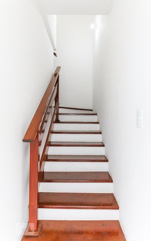 Casa para alugar com 170m², 5 quartos e 2 vagasEscada