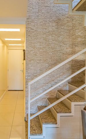 Apartamento à venda com 179m², 4 quartos e 1 vaga Apartamento à venda com 179m², 4 quartos e 1 vagaEscada
