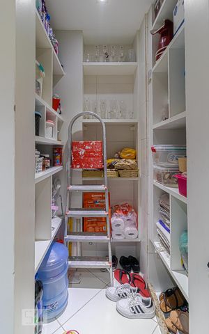 Apartamento à venda com 179m², 4 quartos e 1 vaga Apartamento à venda com 179m², 4 quartos e 1 vagaDespensa