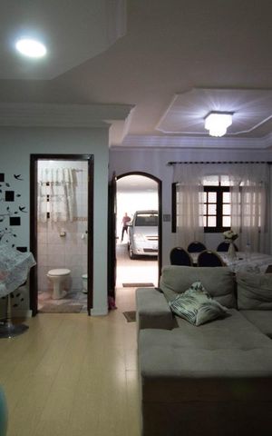 Casa à venda com 303m², 7 quartos e 4 vagas Casa à venda com 303m², 7 quartos e 4 vagasSala (Casa Principal)