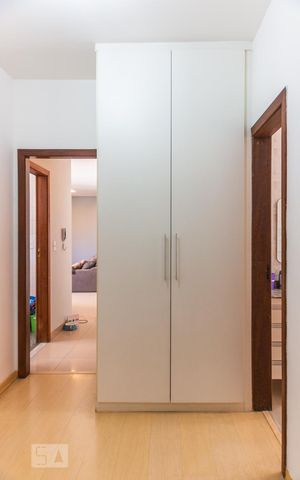 Apartamento à venda com 78m², 2 quartos e 2 vagas Apartamento à venda com 78m², 2 quartos e 2 vagasArmário do corredor