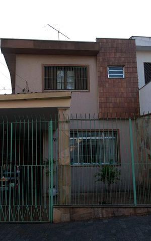 Casa à venda com 600m², 3 quartos e 3 vagas Casa à venda com 600m², 3 quartos e 3 vagasFachada