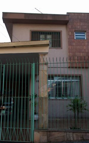 Casa à venda com 600m², 3 quartos e 3 vagas Casa à venda com 600m², 3 quartos e 3 vagasFachada