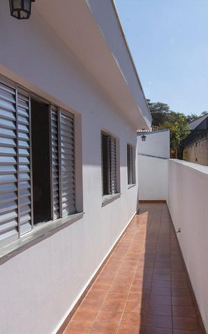 Casa para alugar com 150m², 3 quartos e 2 vagas Casa para alugar com 150m², 3 quartos e 2 vagasCorredor lateral
