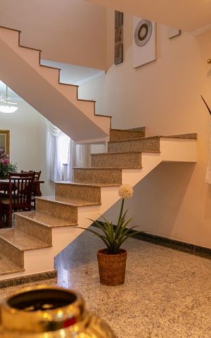 Casa à venda com 284m², 4 quartos e 4 vagas Casa à venda com 284m², 4 quartos e 4 vagasSala
