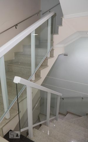 Casa à venda com 282m², 3 quartos e 6 vagasEscada de acesso interno