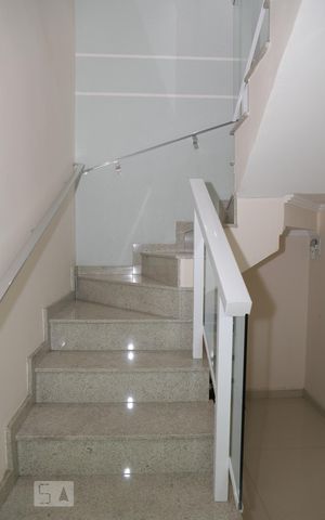 Casa à venda com 282m², 3 quartos e 6 vagasEscada de acesso interno