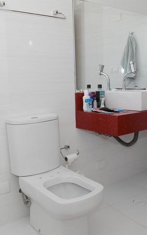 Casa à venda com 282m², 3 quartos e 6 vagasBanheiro do Quarto 1