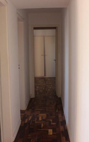 Apartamento à venda com 90m², 2 quartos e 1 vagaCorredor de acesso aos quartos