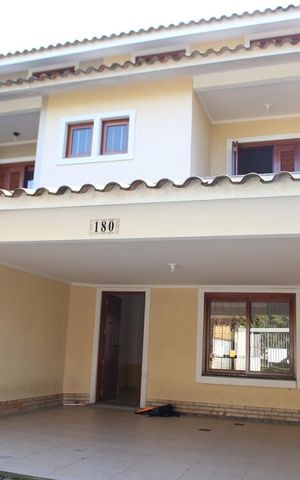 Casa à venda com 260m², 3 quartos e 4 vagas Casa à venda com 260m², 3 quartos e 4 vagasFachada