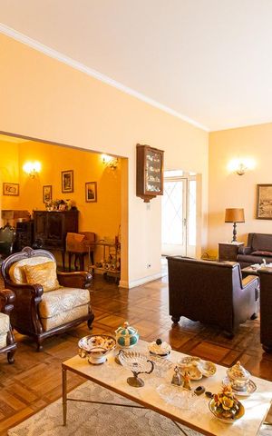 Casa à venda com 385m², 4 quartos e 3 vagas Casa à venda com 385m², 4 quartos e 3 vagasSala