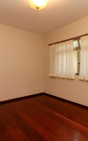 Casa à venda com 230m², 6 quartos e 2 vagas Casa à venda com 230m², 6 quartos e 2 vagasSala de jantar