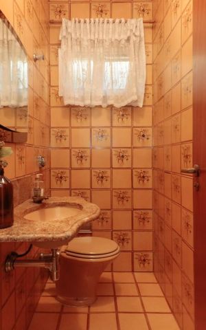 Casa à venda com 230m², 6 quartos e 2 vagas Casa à venda com 230m², 6 quartos e 2 vagasLavabo
