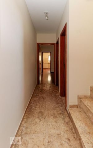 Casa à venda com 230m², 6 quartos e 2 vagas Casa à venda com 230m², 6 quartos e 2 vagasCorredor