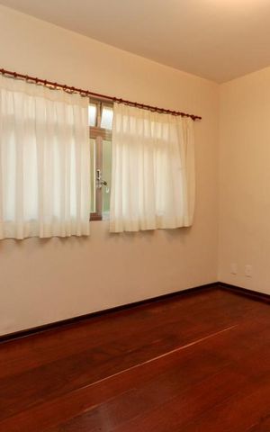 Casa à venda com 230m², 6 quartos e 2 vagas Casa à venda com 230m², 6 quartos e 2 vagasSala de jantar
