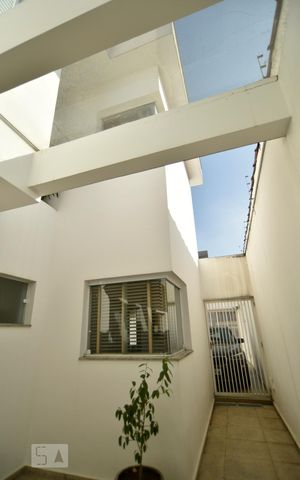 Casa para alugar com 240m², 3 quartos e 4 vagasFachada posterior e lateral