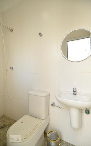 Casa para alugar com 240m², 3 quartos e 4 vagasBanheiro de serviço