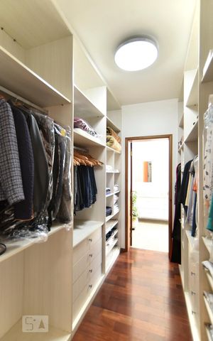 Casa para alugar com 240m², 3 quartos e 4 vagasCloset da suite 1