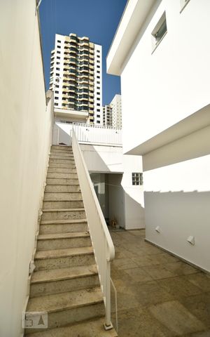 Casa para alugar com 240m², 3 quartos e 4 vagasEscada para o terraço