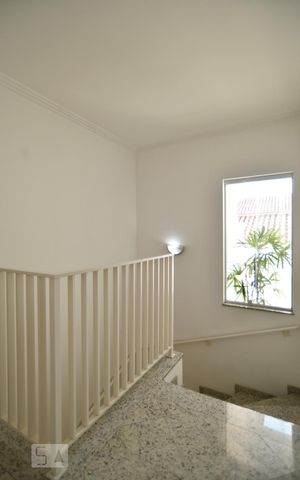 Casa para alugar com 240m², 3 quartos e 4 vagasEscada