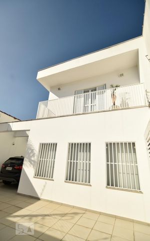 Casa para alugar com 240m², 3 quartos e 4 vagasFachada