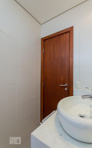 Apartamento para alugar com 244m², 3 quartos e 3 vagas Apartamento para alugar com 244m², 3 quartos e 3 vagasBanheiro 1