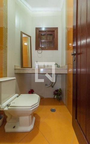 Casa à venda com 250m², 3 quartos e 2 vagas Casa à venda com 250m², 3 quartos e 2 vagasLavabo