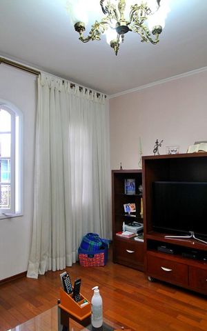Casa à venda com 202m², 3 quartos e 3 vagasSala